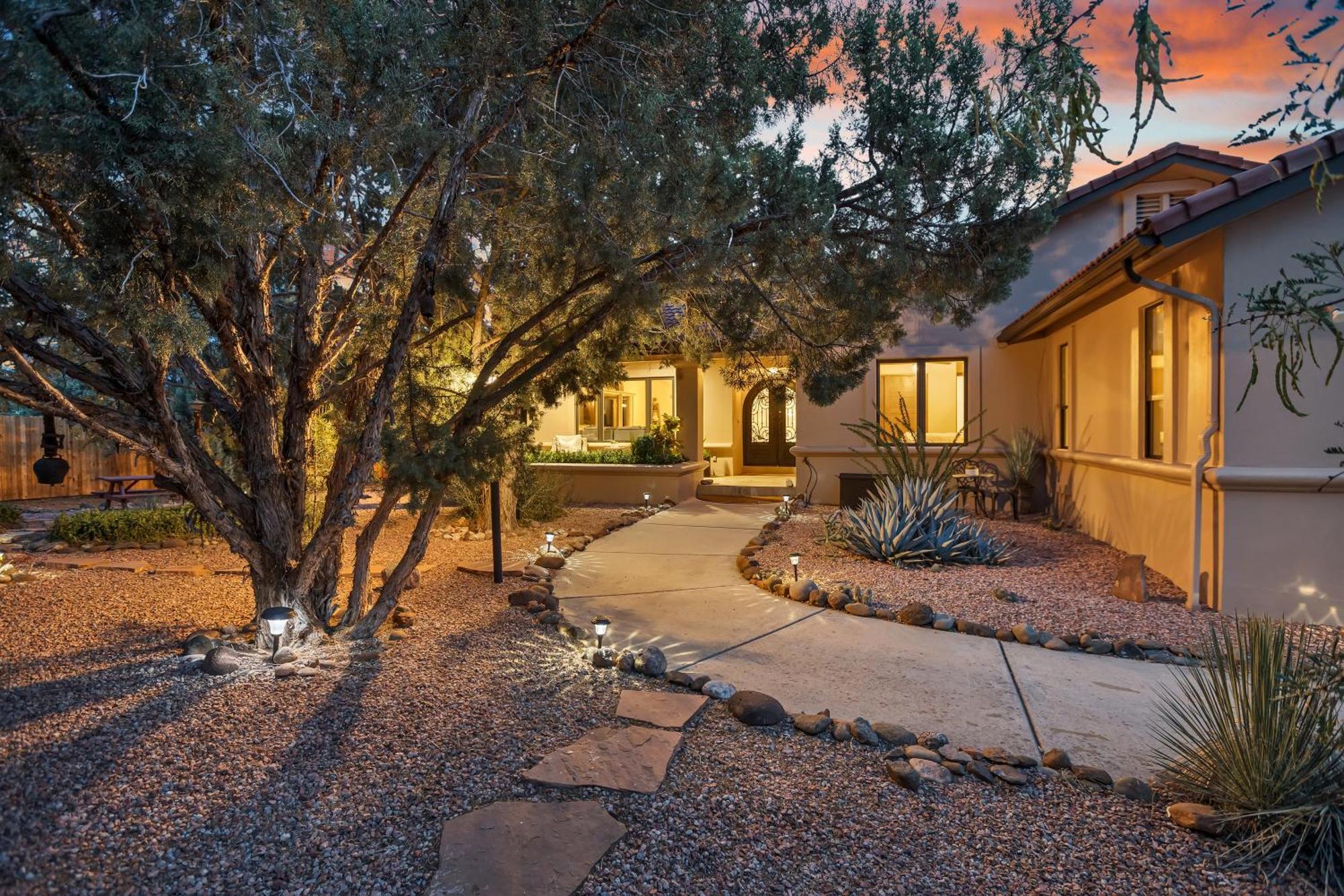 Sedona's Paradise Found, Saltwater Pool And Hot Tub, Private Oasis! Holiday home
